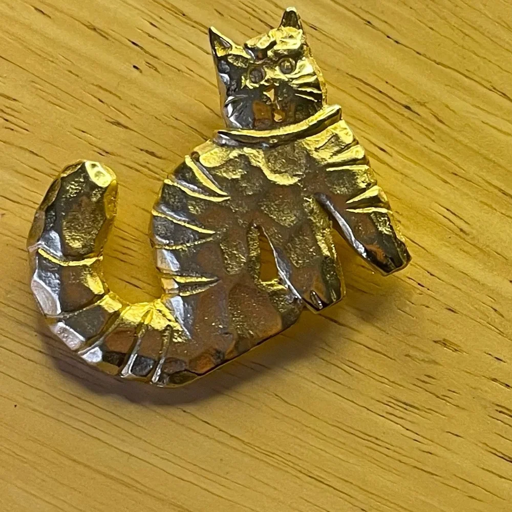 Vintage Ultra Craft Cat Brooch Gold Tone Textured Kitty Pin Cool Girl Chic Charm